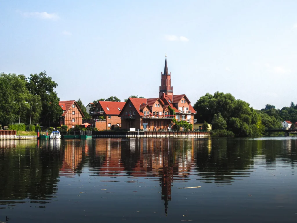 Havelrestaurant-Schwedendamm-Rathenow-Terrasse-blick-auf-rathenow