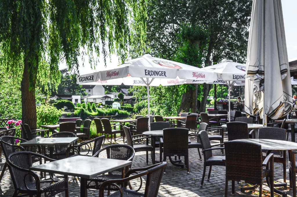 Havelrestaurant Schwedendamm Rathenow Terrasse mit Blaick auf See