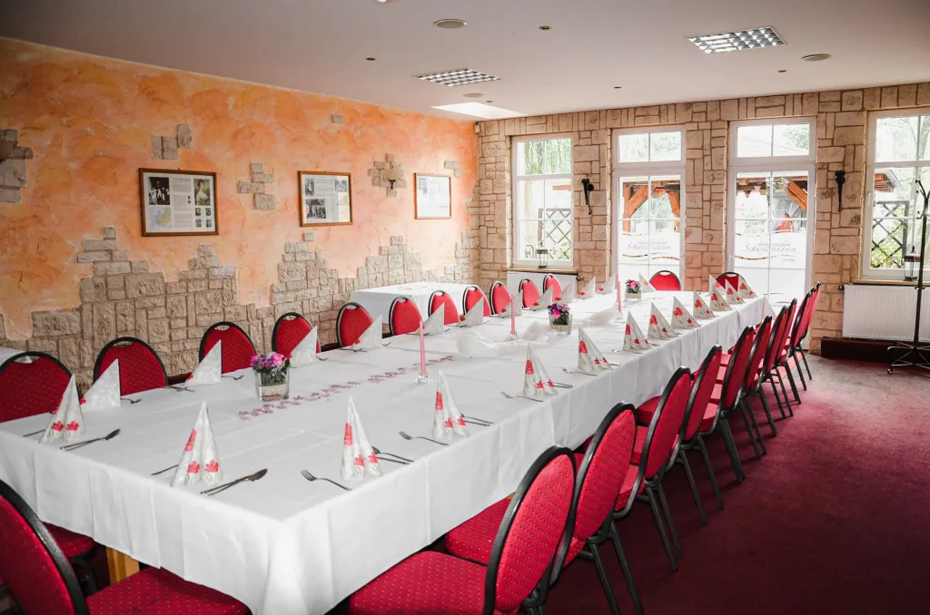 Havelrestaurant-Schwedendamm-Rathenow-Vereinsraum-Tafel-mit-Blick-nach-Draussen